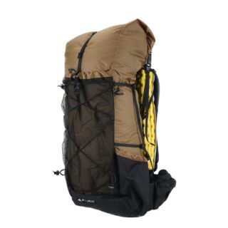 Sac à dos pour le ski de randonnée marron avec un fond blanc